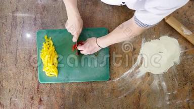 厨师把辣椒切在木板上，辛辣的食物，搭配蔬菜的饭菜，素食.. 顶部视图